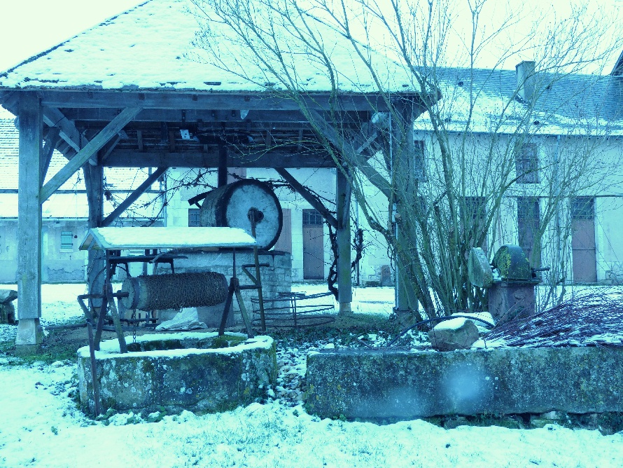 Puits, auge, moulin à noix